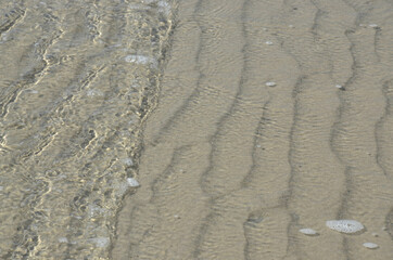 Kleine Welle am Sandstrand
