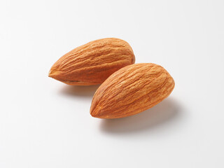 アーモンドの実　白背景で