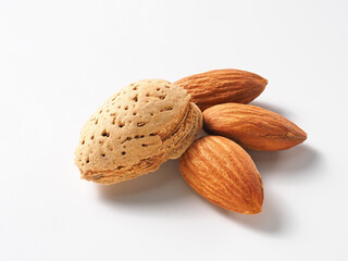 アーモンドの実　白背景で