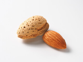 アーモンドの実　白背景で