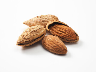 アーモンドの実　白背景で