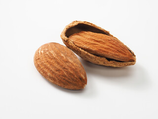 アーモンドの実　白背景で