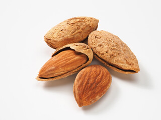 アーモンドの実　白背景で
