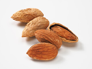 アーモンドの実　白背景で