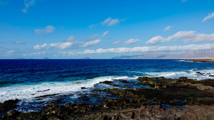 Fototapeta na wymiar Küstenlandschaft mit Fels und Strand am Meer, Kanarische Inseln