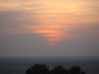 カンボジア、アンコールワットでプノンバケンからのサンセット。
 Sunset from Phnom Bakheng at Angkor Wat, Cambodia.