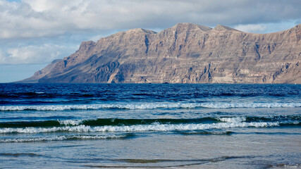 Küstenlandschaft mit Fels und Strand am Meer, Kanarische Inseln