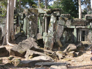 カンボジア、コーケー遺跡群の一つ。
 One of the Koh Ker archaeological site, Cambodia.