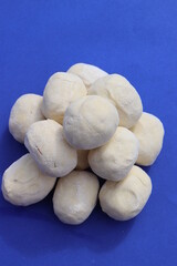 Hausgemachte Zwetschgenknödel tiefgefroren. Pflaumenknödel selbstgemacht.