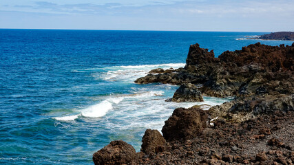 Küstenlandschaft mit Fels und Strand am Meer, Kanarische Inseln