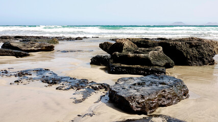 Küstenlandschaft mit Fels und Strand am Meer, Kanarische Inseln