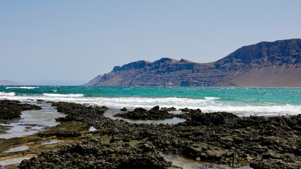 Küstenlandschaft mit Fels und Strand am Meer, Kanarische Inseln