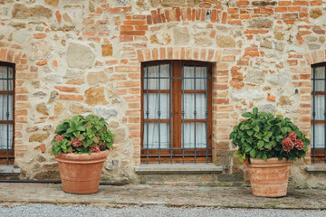 Fototapeta na wymiar Italian villa in Tuscany, exterior facade details