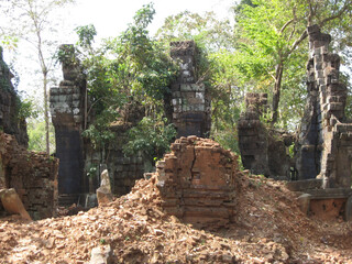 カンボジア、コーケー遺跡群の一つ。
 One of the Koh Ker archaeological site, Cambodia.