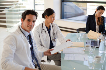 Obraz premium Doctors and businesswoman talking in meeting