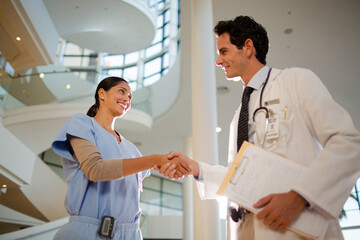 Obraz premium Doctor and nurse handshaking in hospital