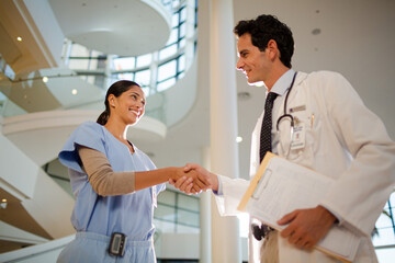 Obraz premium Doctor and nurse handshaking in hospital