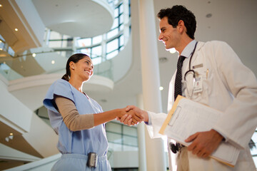 Obraz premium Doctor and nurse handshaking in hospital