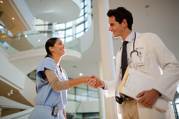 Obraz premium Doctor and nurse handshaking in hospital