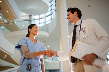 Obraz premium Doctor and nurse handshaking in hospital