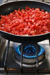 cuocere pomodoro fiamma gas cucinare 