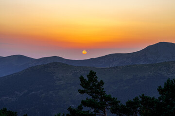 Hora dorada al caer el sol en la Sierra de Guadarrama