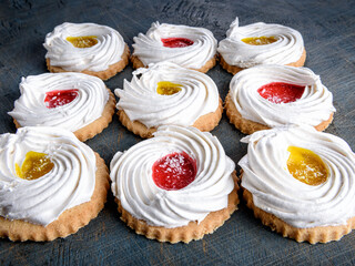 Covered meringue cookies with marmalade