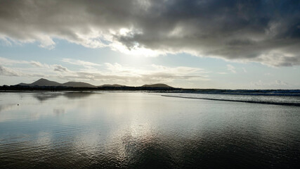 Wolkiger Sonnenuntergang am Meer, dunkle Stimmung