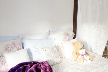 Fototapeta na wymiar Teddy bears on bed