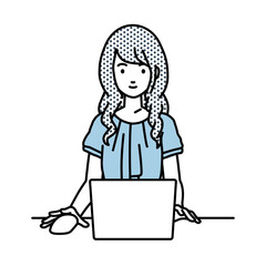 デスクで座ってPCを使っているオフィスカジュアルの女性