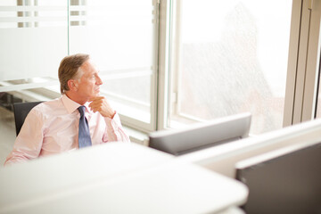 Naklejka premium Businessman sitting at desk