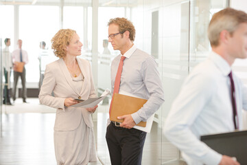 Obraz premium Business people smiling in office lobby