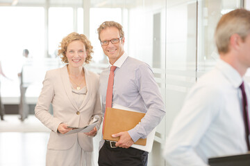 Obraz premium Business people smiling in office lobby
