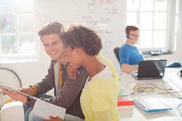 Obraz premium Business people using digital tablet in office