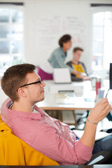 Obraz premium Businessman thinking in office