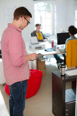 Obraz premium Businessman using digital tablet in office