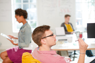 Obraz premium Businessman thinking in office