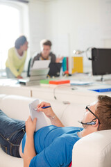 Obraz premium Businessman taking notes on sofa in office