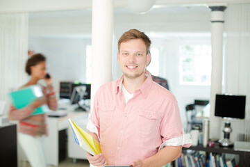 Obraz premium Businessman carrying folders in office