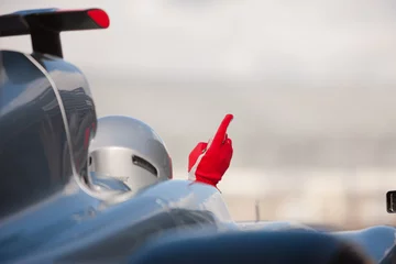 Afwasbaar Fotobehang Formule 1 Racer showing sign in car