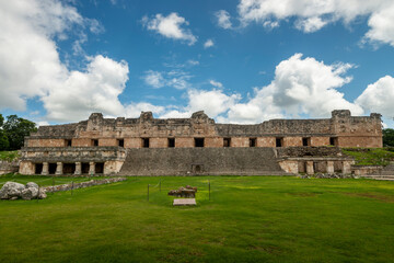 Fototapeta na wymiar Estructuras en zona arqueológica, ciudad maya de Uxmal, Yucatán, México 