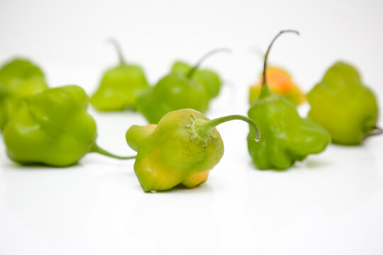 Cambuci pimenta linda na cor verde com galho maduro na mesa.
