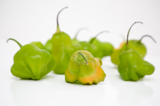 Cambuci pimenta linda na cor verde com galho maduro na mesa.
