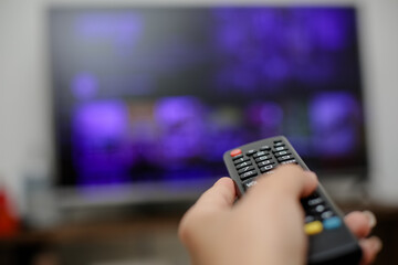 controle de tv acionando para ligar e assistir series e filmes.
