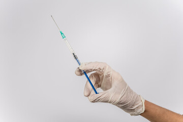 Enfermera/ enfermero con guantes de látex sosteniendo jeringa, vacuna, fondo blanco