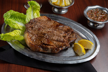 bife de chorizo a la parrilla en mesa de restaurant
