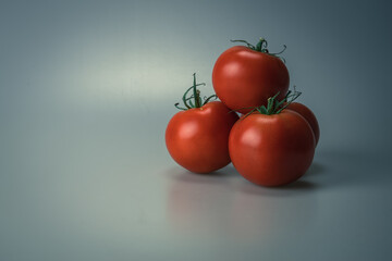kilka pomidorów na jasnym jednolitym tle
