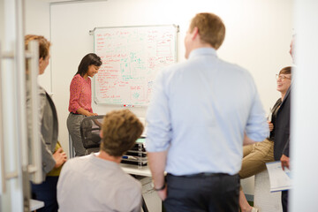 Obraz premium Businesswoman drawing on whiteboard in meeting