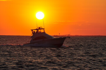 Obraz premium boat at sunset