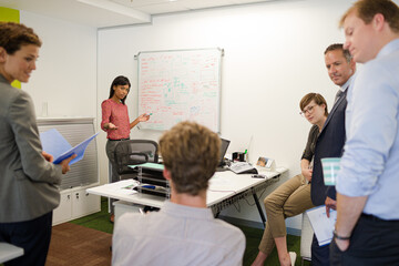 Obraz premium Businesswoman drawing on whiteboard in meeting